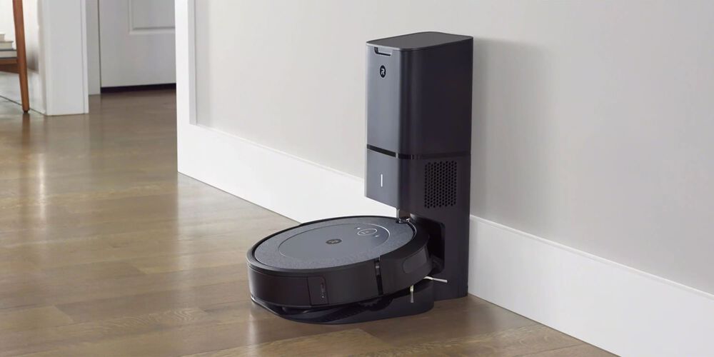 Roomba preto na esta&ccedil;&atilde;o de carregamento