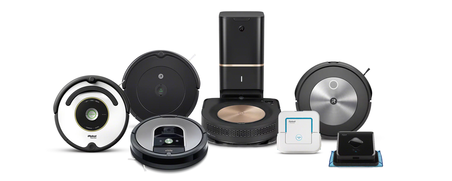 Uma fam&iacute;lia brinca na cozinha atr&aacute;s de imagens da cole&ccedil;&atilde;o de robots aspiradores e mopas iRobot.