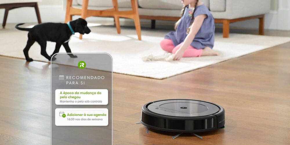 Robot Roomba com uma menina a escovar um cão