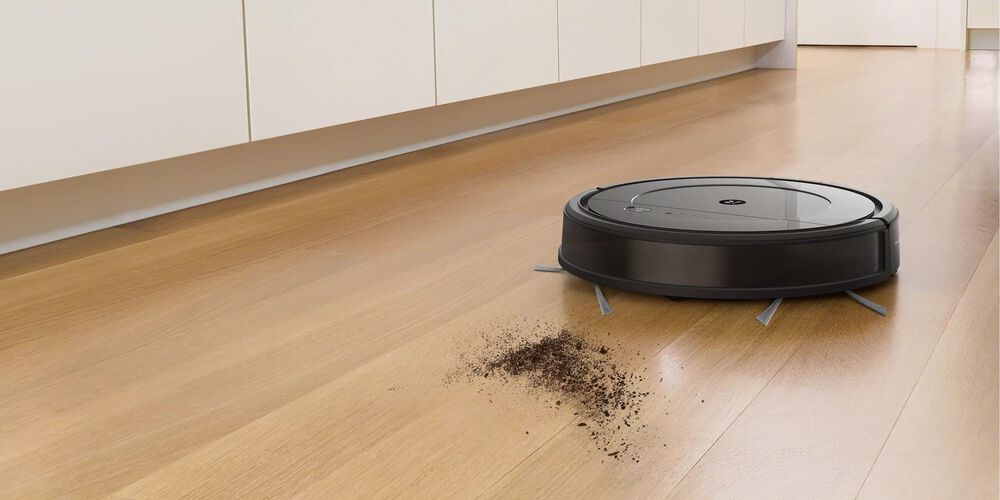 Robot Roomba numa cozinha